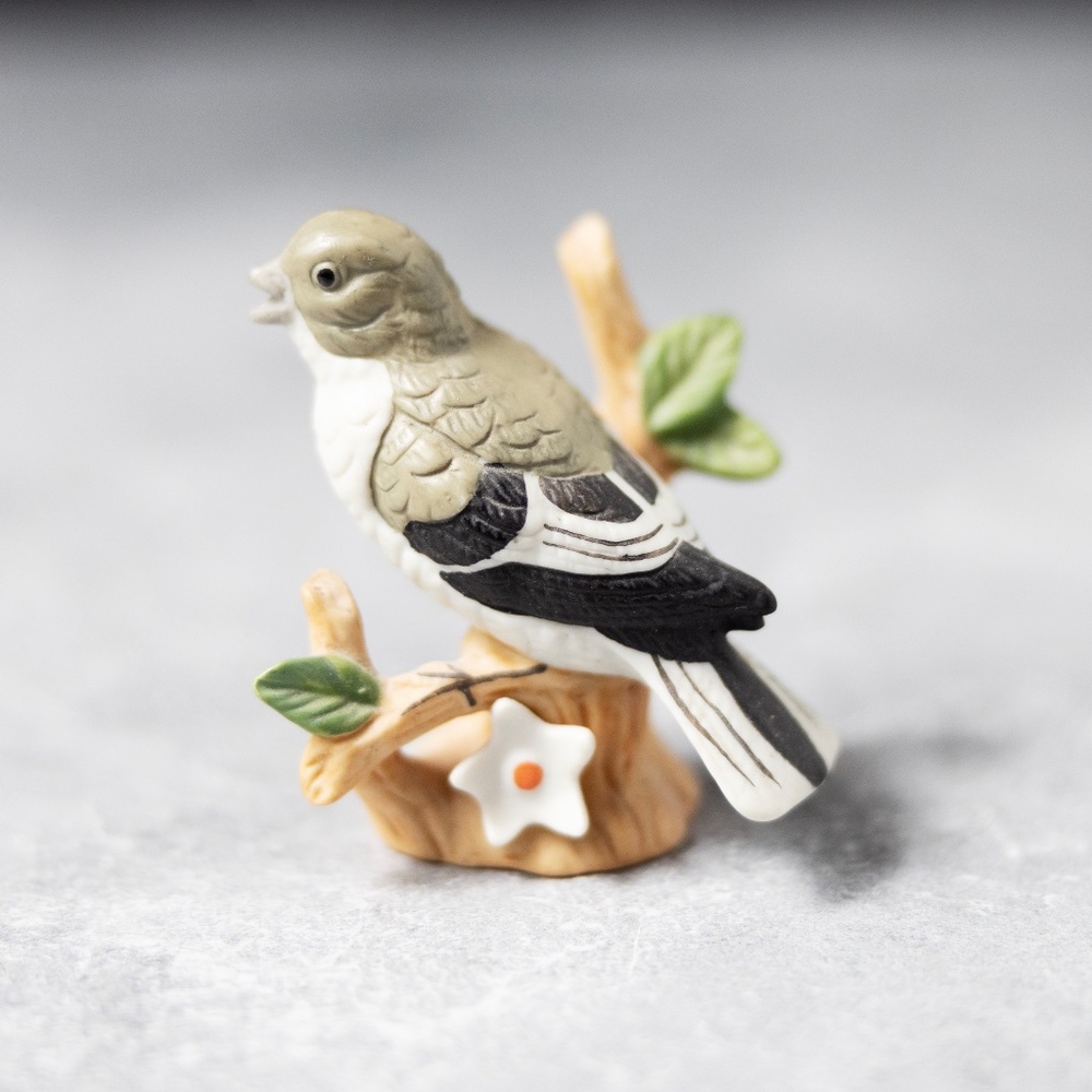 Lefton vintage painted bird figurine 00749 finch gray white black